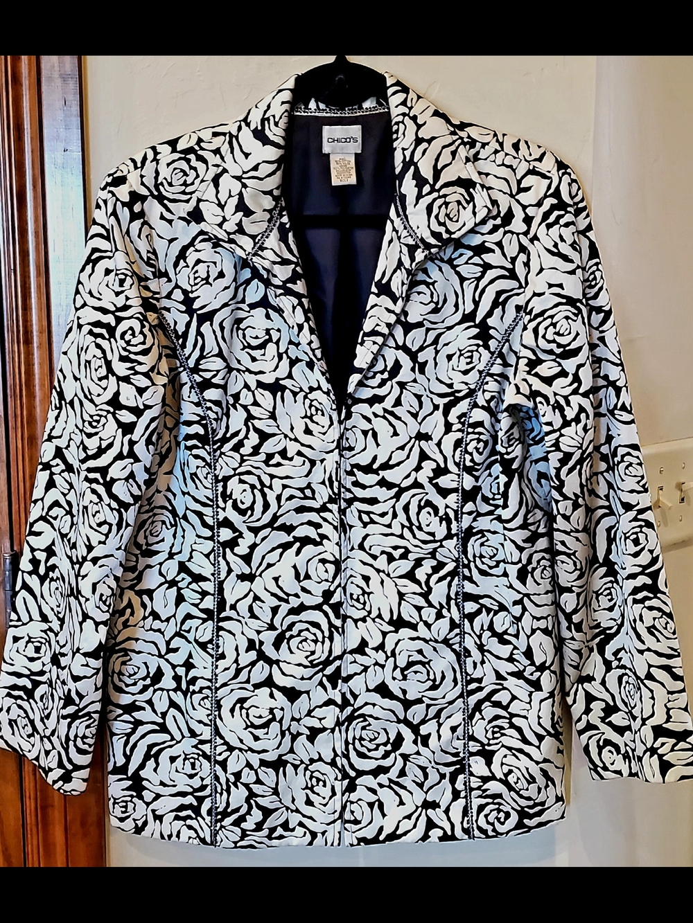 Chicos Size 2 (L-12) Women's Black & White Rose Print Lined Hook Front  Blazer